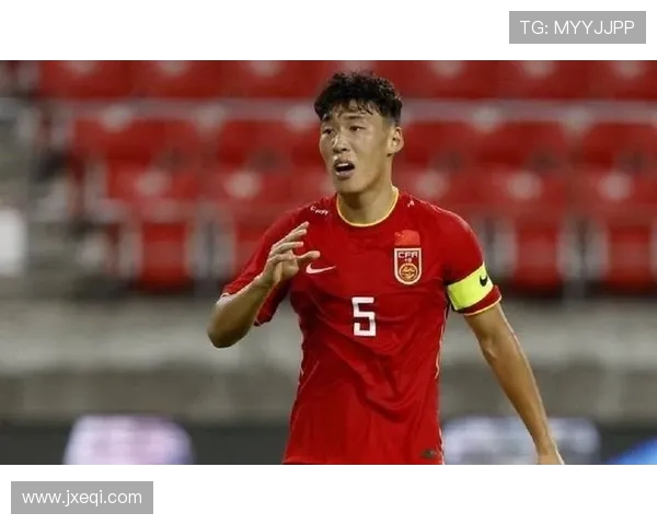 朱辰杰防线核心表现稳健两次抢断十四次解围险些冒顶成唯一瑕疵